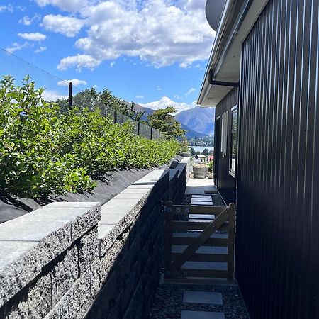 Lake Views - New Apartment With Room To Relax Wanaka Esterno foto