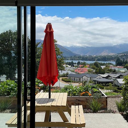 Lake Views - New Apartment With Room To Relax Wanaka Esterno foto