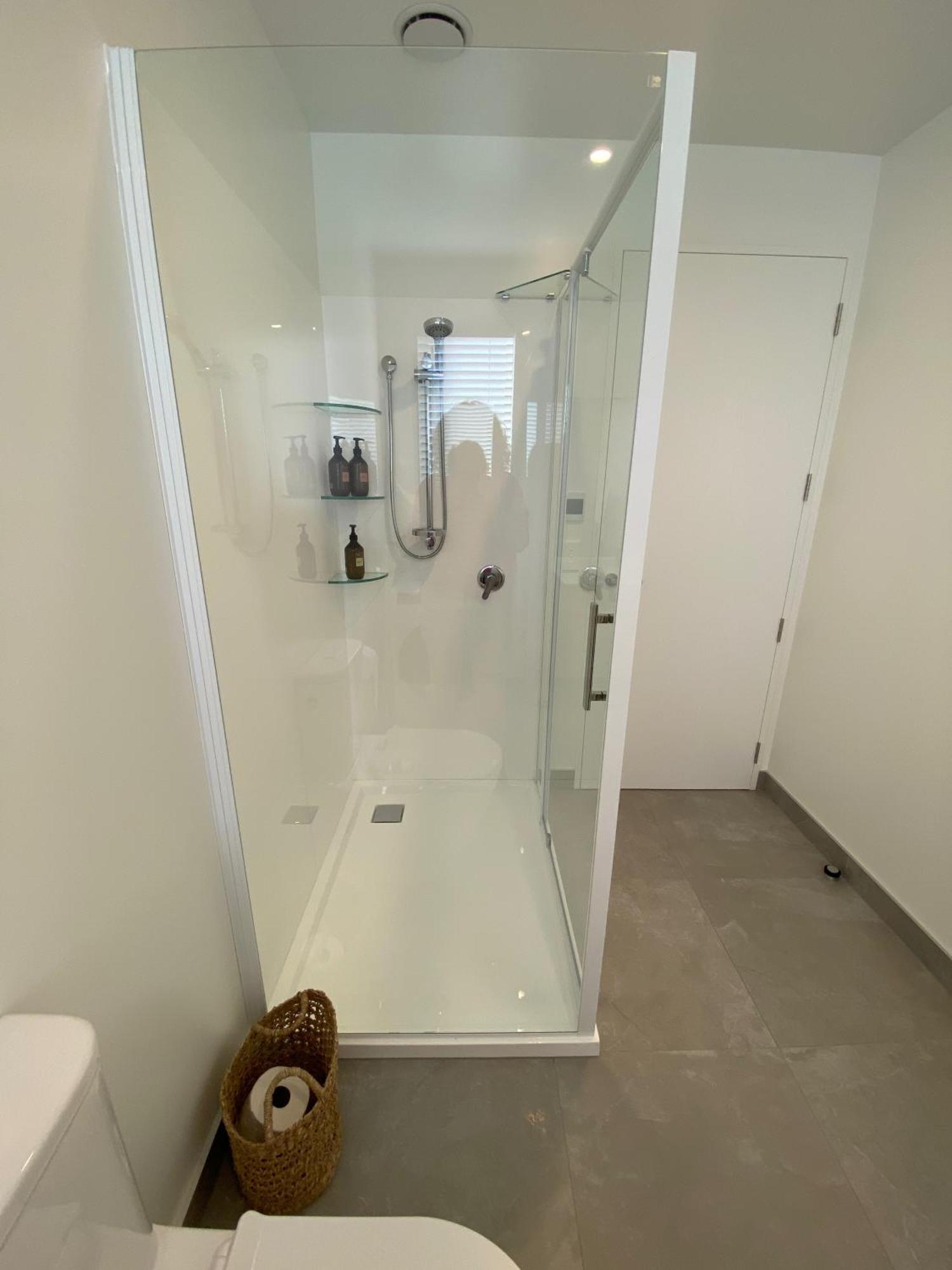 Lake Views - New Apartment With Room To Relax Wanaka Esterno foto