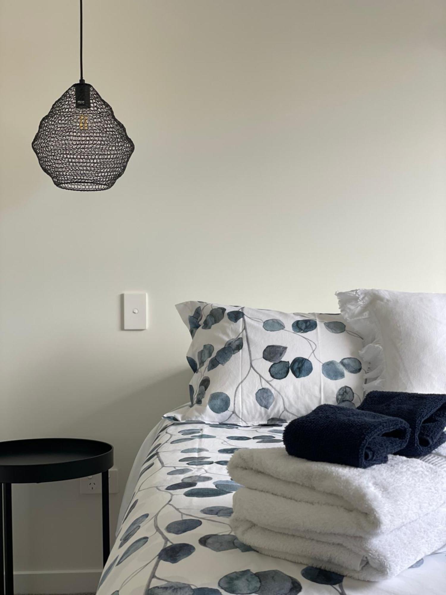 Lake Views - New Apartment With Room To Relax Wanaka Esterno foto