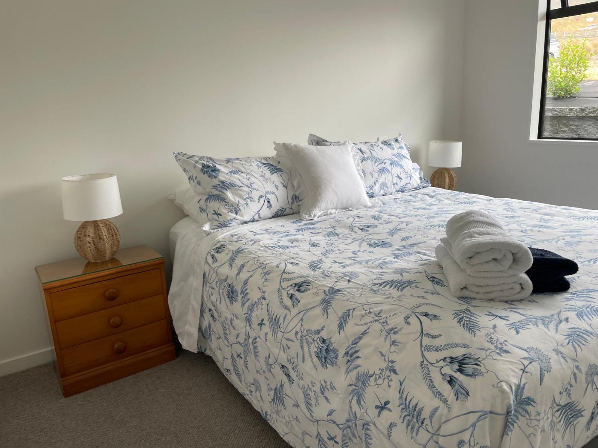 Lake Views - New Apartment With Room To Relax Wanaka Esterno foto