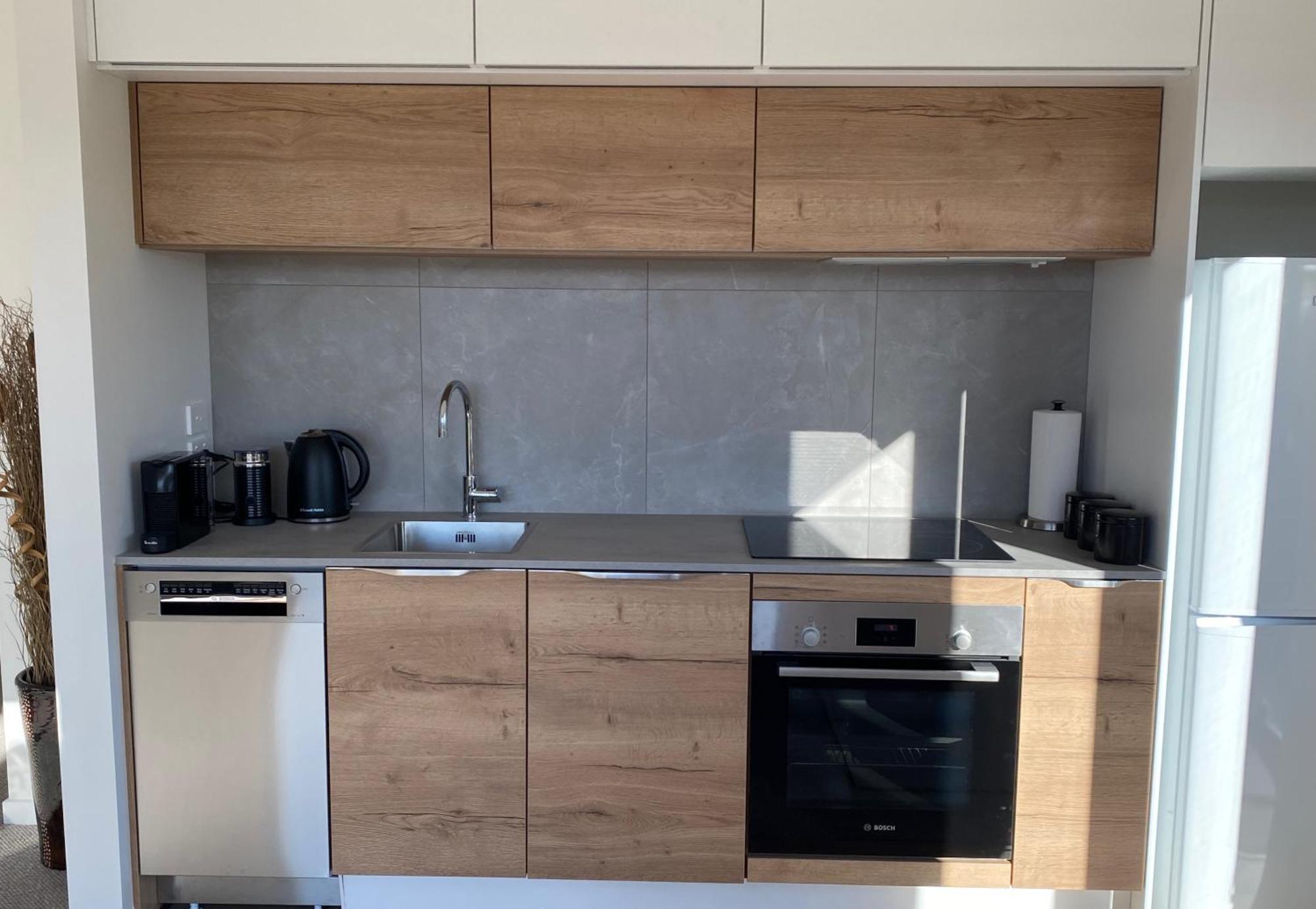 Lake Views - New Apartment With Room To Relax Wanaka Esterno foto