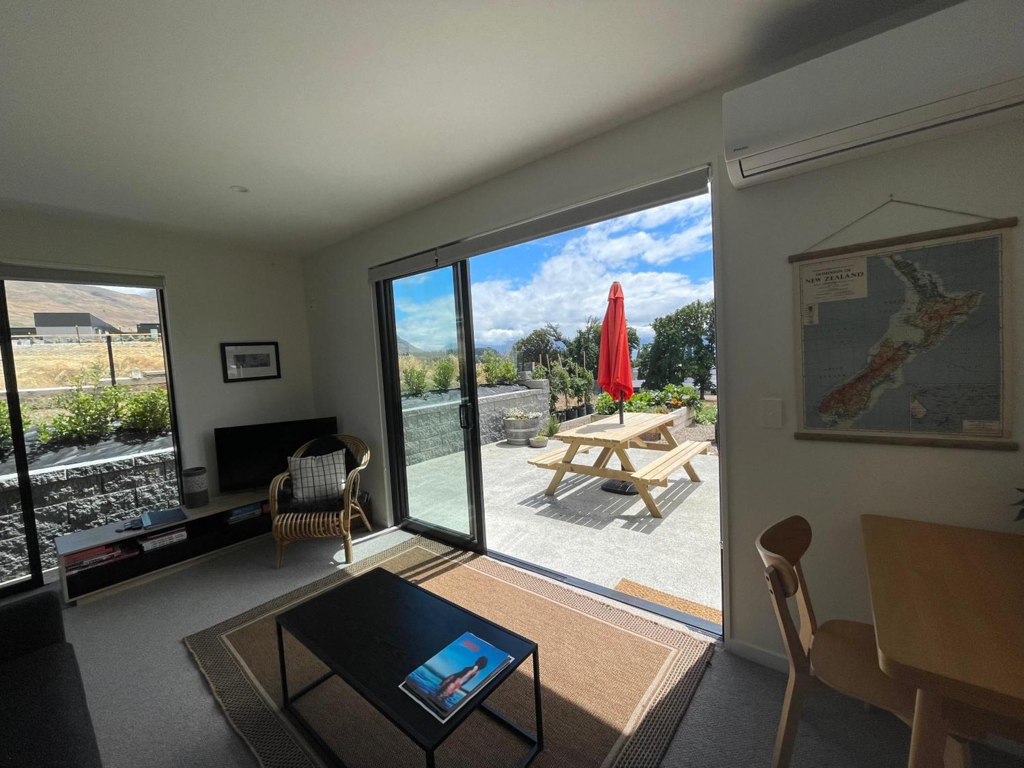 Lake Views - New Apartment With Room To Relax Wanaka Esterno foto