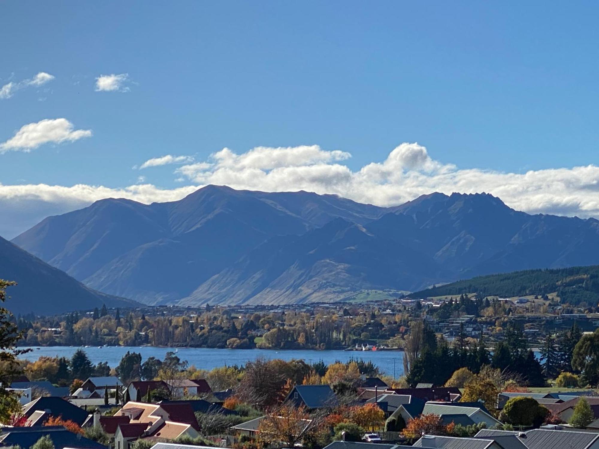 Lake Views - New Apartment With Room To Relax Wanaka Esterno foto
