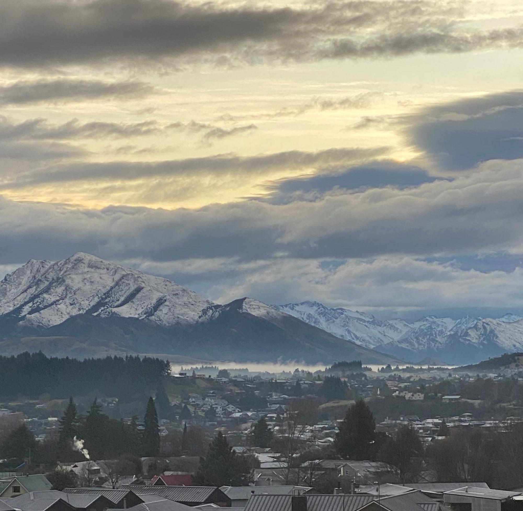 Lake Views - New Apartment With Room To Relax Wanaka Esterno foto