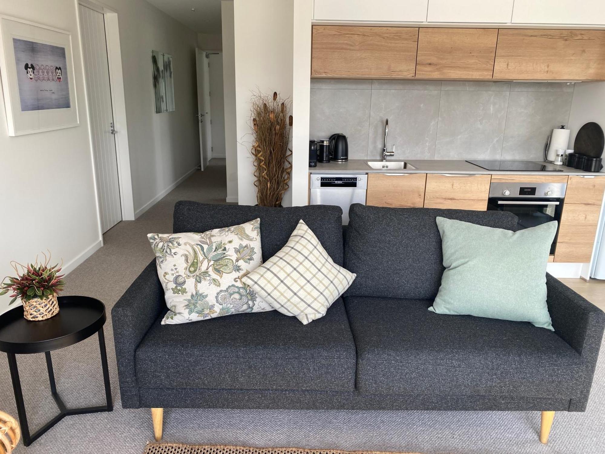 Lake Views - New Apartment With Room To Relax Wanaka Esterno foto